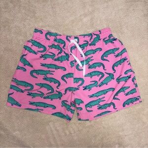 CHUBBIES The En Fuego Stretch Men’s XL Swim Trunks 5.5” Pink Alligator Print